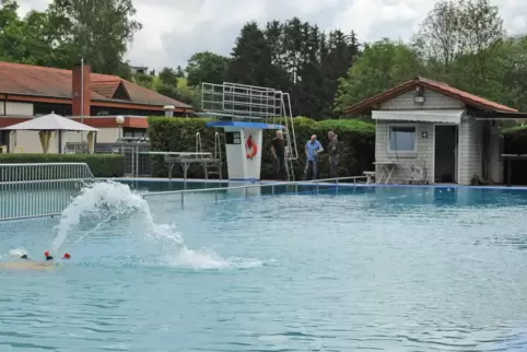 Noch dürfen keine Besucher ins Bosdenbacher Freibad. Ein technischer Defekt ist Grund für den verspäteten Saisonstart.