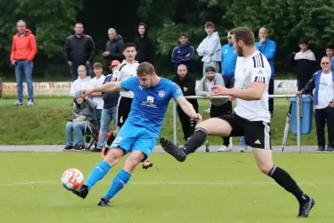 Auf dem Schifferstadter Stürmer Jason Müller (am Ball) ruhen am Sonntag in Steinbach die Hoffnungen seines Teams. Die Steinbache