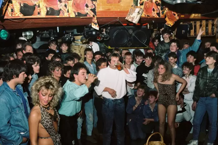 In den 1980er Jahren Kult: „Modenschau“ mit Trinkwettbewerb in der Diskothek „Knigge“.