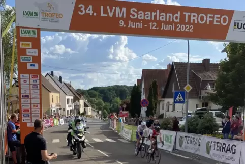 Bei der ersten Zieldurchfahrt in Neunkirchen-Furpach auf der Startetappe der Saarland Trofeo lagen der Brite Harry Codd und der Bei der ersten Zieldurchfahrt in Neunkirchen-Furpach auf der Startetappe der Saarland Trofeo lagen der Brite Harry Codd und der