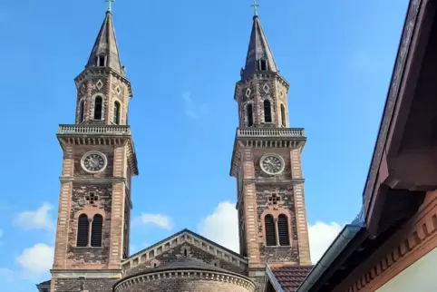 Wahrzeichen der Stadt: die Türme von St. Ludwig.
