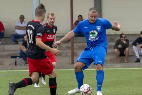 Der Göllheimer Sascha Oberländer (rechts) weiß, wo das Tor steht. Er traf in der Aufstiegsrunde zehn Mal für seinen neuen Klub.