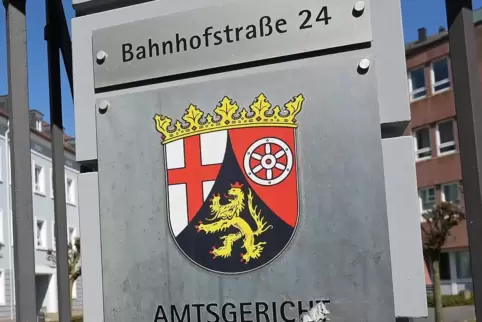 Ein 32-Jähriger steht wegen einer Vielzahl von Diebstählen vor Gericht. 