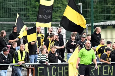 Die Eichelgarten-Buwe unterstützen als „Randgestalten“ lautstark ihren VfB Haßloch. 