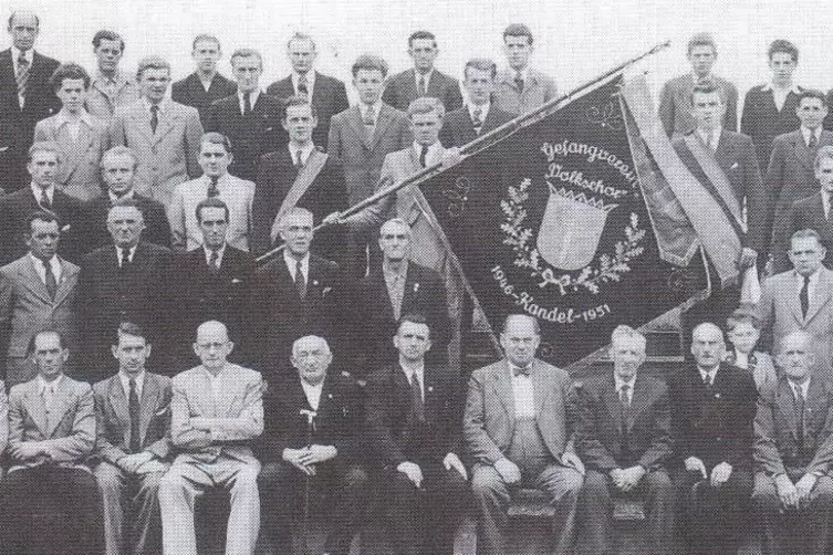 Fahnenweihe beim Volkschor Kandel im Jahre 1951.
