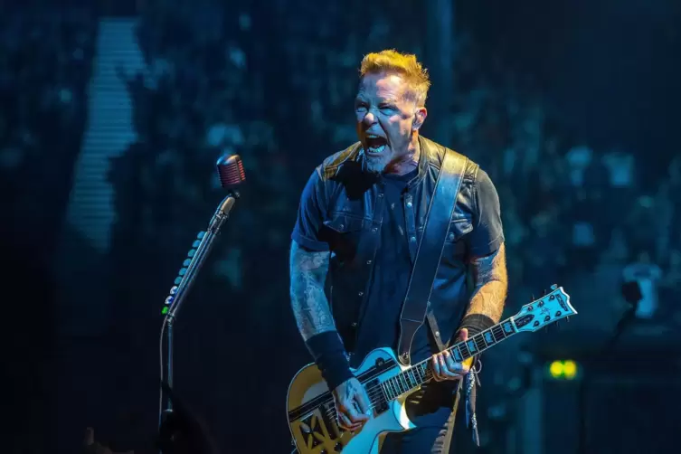  Die US-Rocker von Metallica, im Bild Sänger und Gitarrist James Hetfield, spielen am 24. Juni ihr einziges Deutschland-Konzert 