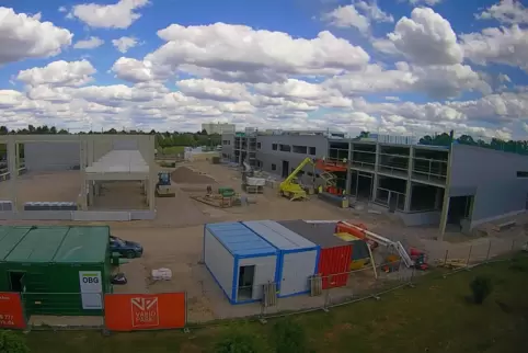 Eine Webcam dokumentiert den Baufortschritt auf dem Variopark-Grundstück an der Adam-Opel-Straße – hier eine Aufnahme von Ende M