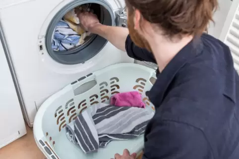 Wer nur wäscht, wenn die Maschine voll ist, spart bares Geld.