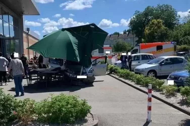 Beim Unfall auf dem Wasgau-Parkplatz in der Arnulfstraße kippte der große Sonnenschirm um.