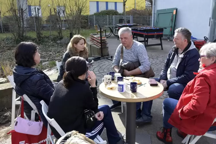 In der Ludwig-Wolker-Freizeitstätte im Stadtteil Süd bieten Ehrenamtliche das Sonntagscafé für geflüchtete Ukrainer und deren Fr