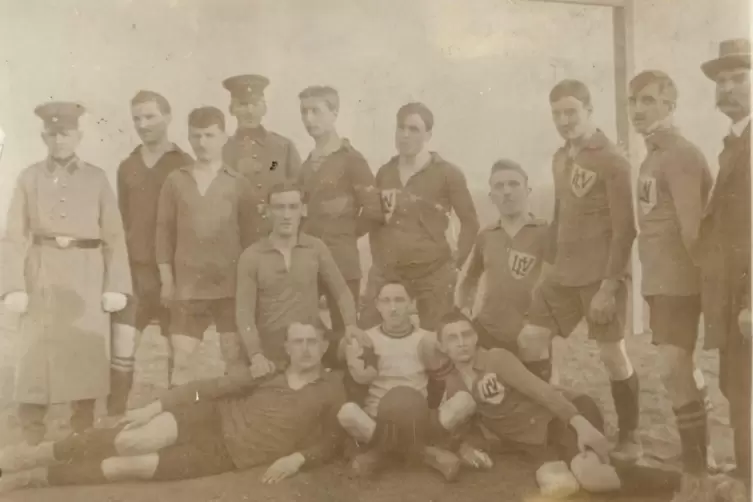 Die erste Mannschaft des „Landauer Fußballvereins 1912“ vor 1914. 