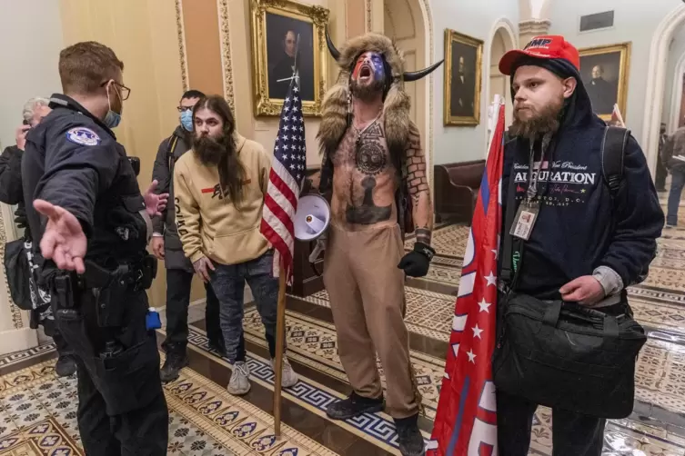 Eine Szene vom 6. Januar 2021: Unterstützer von Donald Trump stehen auf dem Gang vor der Senatskammer im Kapitol, in das sie ein