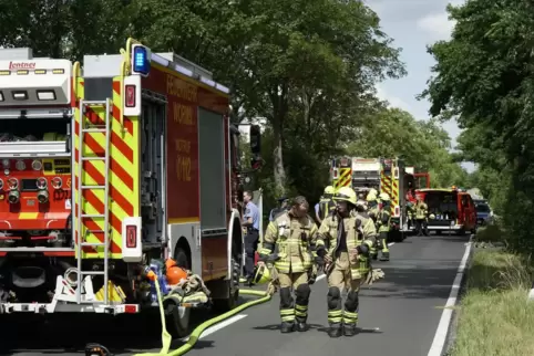 Rettungskräfte nach dem Unglück. Rettungskräfte nach dem Unglück.