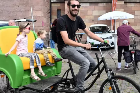 Familienspaß beim Mobilitätstag: David Asdourian und seine Kinder Adelyn und Elias drehen eine Runde auf dem „Dreirad“.