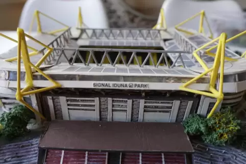 Für die Stahlpylonen im Stadion von Borussia Dortmund hat der Bastler Holzstäbchen gelb angestrichen und verbaut. 