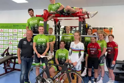 Letztes Gruppenfoto mit Trainer Frank Ziegler im Kraftraum des HHG vor der Abfahrt zum letzten Training auf der Bahn in Dudenhof