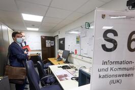 Die Funkbude in der Technischen Einsatzleitung in Ahrweiler war in der Flutnacht die Kommunikationszentrale der Katastrophenschü