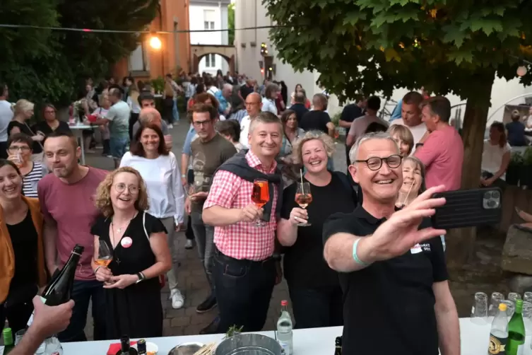 Gute Stimmung im Hof der Heiliggeistkirche beim Zimmertheater.