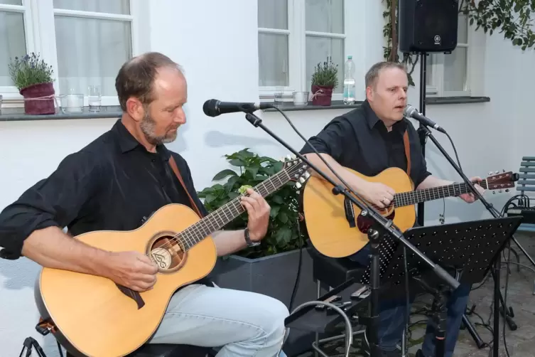 Das Duo Once Unplugged im Hof des Purmannhauses. 