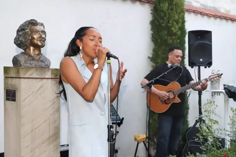 Lisbania Perez im Innenhof des Feuerbachhauses. 
