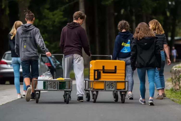 GemeinsamEine Schülergruppe bringt einen Transportwagen mit Essen in ihre Unterkunft in Bad Orb.