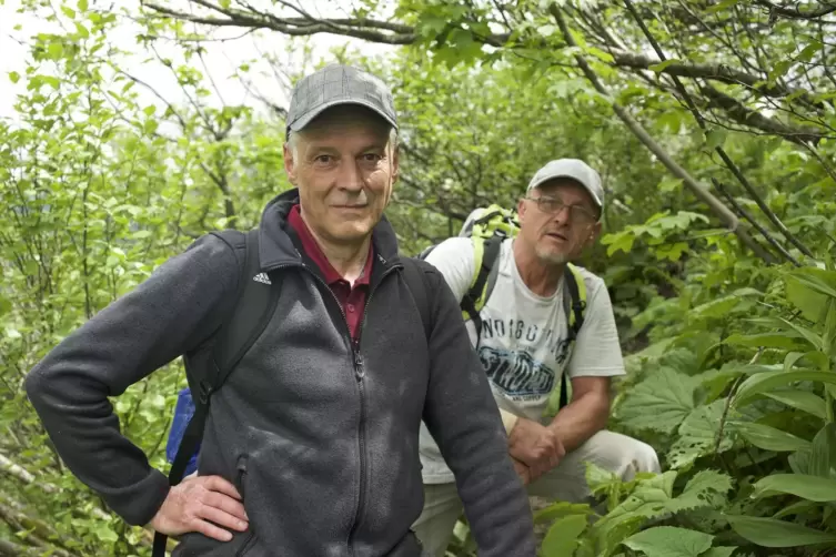 Die Wanderer Manfred Gr&uuml;nbeck (l) und Siegfried Spall drehten auf dem Weg , als ein Schild warnte, nur mit Bergausr&uuml;stung weiter