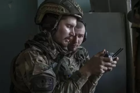 Ukrainische Soldaten kundschaften während der Kämpfe um Sjewjerodonezk über einen Drohnenbildschirm die Stellungen der russische
