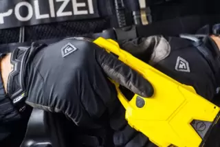 Drei Beamten wurden bei dem Einsatz verletzt. Der Taser stoppte den Mann. 
