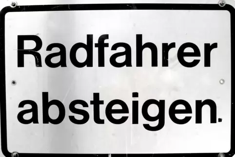 Radfahrern wird empfohlen, im Bereich der Baustelle abzusteigen und diese Stelle per Fuß zu passieren.