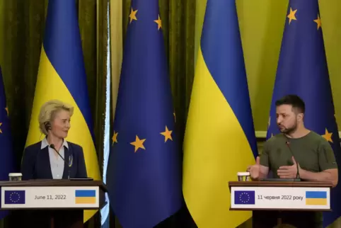 Ursula von der Leyen, EU-Kommissionspräsidentin, am Samstag auf einer gemeinsamen Pressekonferenz mit Wolodymyr Selenskyj, dem P