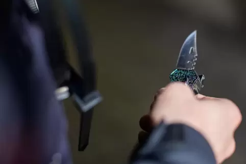 Plötzlich zückt er ein Messer.
