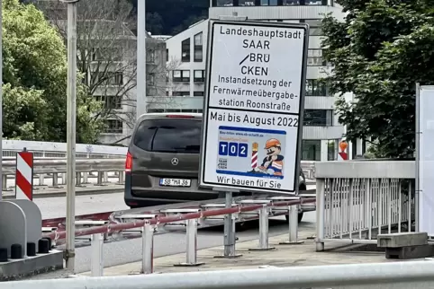 Der Fehler ist inzwischen ausgebessert, auf der Westspangenbrücke stehen neue Schilder. Dennoch: Peinlich war’s.