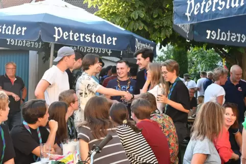 Freunde treffen und zusammen anstoßen: Auch die Pfadfinder hatten Party-Nachholbedarf. 