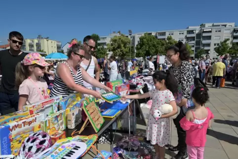 Berliner Platz: Alison, Sandy, Ralph Wetzel (von links) aus Speyer sind zum zweiten Mal auf dem Flohmarkt. 