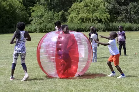 Hineinschlüpfen und rumtoben: Mit diesen Kugeln hatten viele Kinder ihren Spaß, wie man sieht.