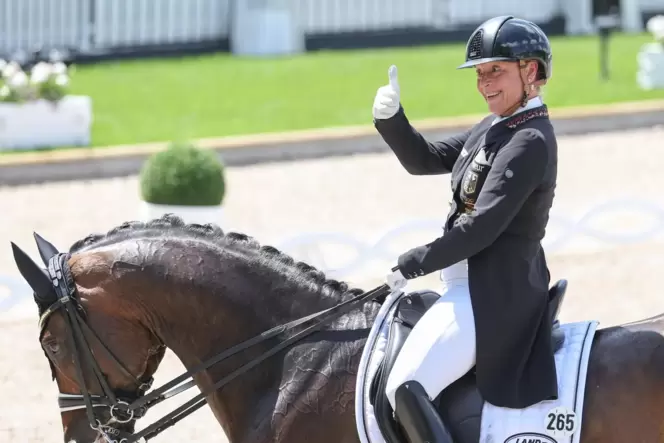 Daumen hoch: Isabell Werth und Quantaz holten am Sonntag doch noch ihren Meistertitel.