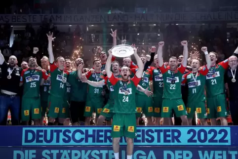 Am Ziel: Der SC Mageburg feiert die deutsche Meisterschaft. Mit der Schale: Kapitän Christian O'Sullivan.