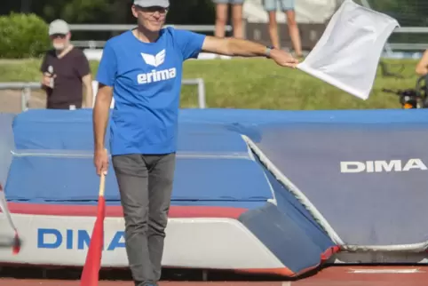 Seit 23 Jahren Kampfrichter, und immer noch gerne: Thomas Beyerlein, beim Meeting „Sky’s the Limit“ in Zweibrücken. Seit 23 Jahren Kampfrichter, und immer noch gerne: Thomas Beyerlein, beim Meeting „Sky’s the Limit“ in Zweibrücken.