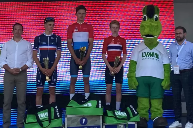 Die ersten Drei der 34. Saarland Trofeo auf dem Podium ins Gersheim: Sieger Mathieu Kockelmann (Luxemburg, Mitte), der zweitplat