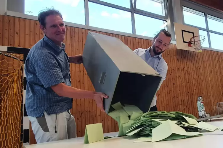 Kurz nach 18 Uhr, nichts geht mehr in der Iggelheimer Schulturnhalle: Die Wahlhelfer Jochen Herrmann und Christian Schindler lee