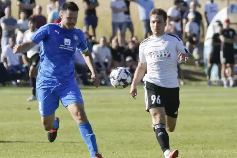 Laufduell zwischen Alexander Hödl (FSV, links) und dem Steinbacher Jonas Krautschneider. 