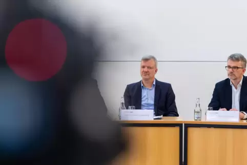 Die Historiker Thomas Großbölting (links) und Klaus Große Kracht stellen ihre Studienergebnisse vor. 