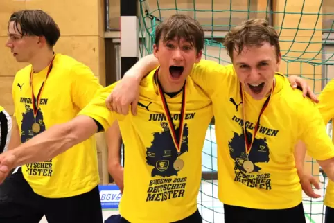 Geschafft: Theo Sommer aus Neustadt (rechts) und Marc Riffelmacher bejubeln ihren Erfolg mit den Handball-B-Junioren der Rhein-N