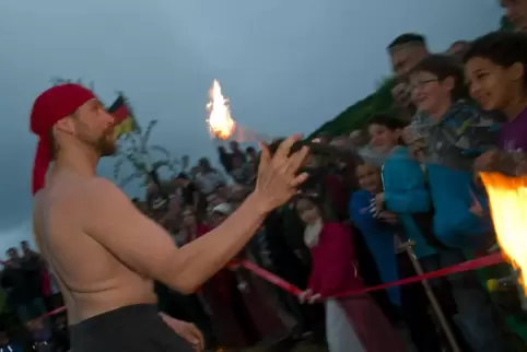 Feuershow und Feuertanz sind angekündigt.