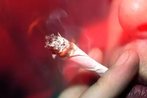Frühzeitig über die Risiken des Cannabis-Konsums zu sprechen, ist aus Sicht der Drogenhilfe entscheidend.