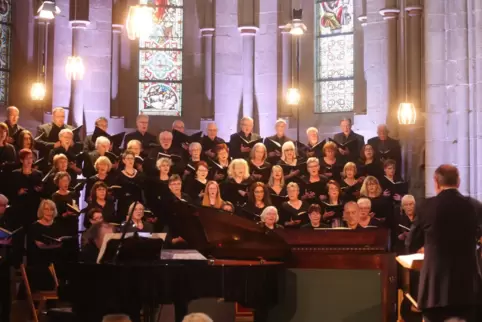 Ein gelungenes Konzert: Kreiskantor Roland Lißmann (rechts) hatte Giaccino Rossinis „Petite Messe solennelle" für seinen Abschie