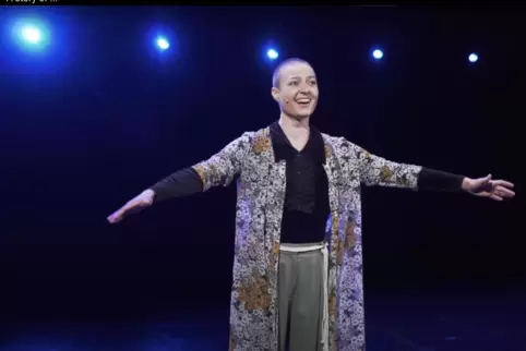 Gehört zum Pfalztheaterensemble Adrienn Čunka, hier bei einem Streaming aus der Kaiserslauterer Fruchthalle im Mai 2021.