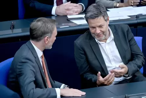 Finanzminister Lindner (links) und Wirtschaftsminister Habeck wählen unterschiedliche Ansätze beim Kampf gegen hohe Spritpreise.