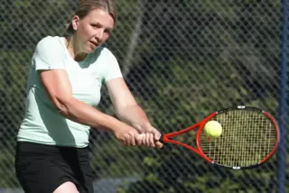 Mit der beidhändigen Rückhand: Janina Holzhauser (TC Bunker Boys Brücken) in ihrem Einzel gegen die SG Dudenhofen. 