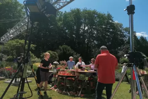 Einfach mal so loskochen ist nicht beim Dreh: Damit an der Kochinsel bei Cliff Hämmerle (Mitte), Michael Koch (links) und Verena